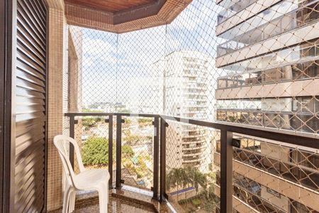 Apartamento à venda com 205m², 4 quartos e 3 vagas Apartamento à venda com 205m², 4 quartos e 3 vagasVaranda da Suíte 1