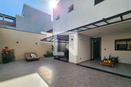 Casa à venda com 370m², 4 quartos e 4 vagasVaranda Externa