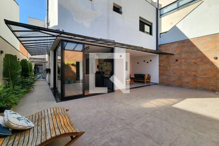 Casa à venda com 370m², 4 quartos e 4 vagasVaranda Externa