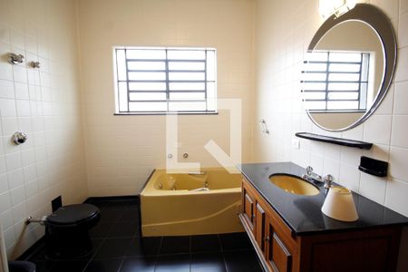 Casa à venda com 460m², 4 quartos e 4 vagas Casa à venda com 460m², 4 quartos e 4 vagasBanheiro da Suite 2