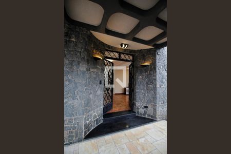 Casa à venda com 460m², 4 quartos e 4 vagas Casa à venda com 460m², 4 quartos e 4 vagasEntrada