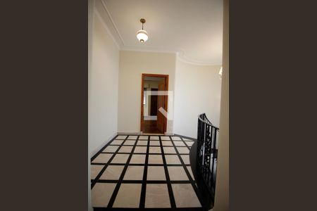 Casa à venda com 460m², 4 quartos e 4 vagas Casa à venda com 460m², 4 quartos e 4 vagasEscada