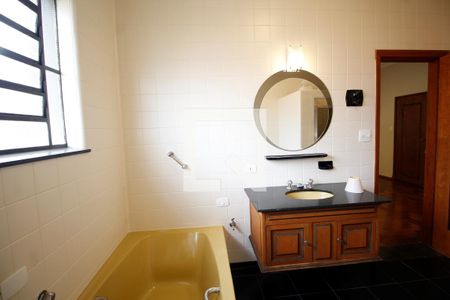 Casa à venda com 460m², 4 quartos e 4 vagas Casa à venda com 460m², 4 quartos e 4 vagasBanheiro da Suite 2