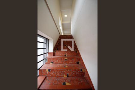 Casa à venda com 460m², 4 quartos e 4 vagas Casa à venda com 460m², 4 quartos e 4 vagasEscada 2