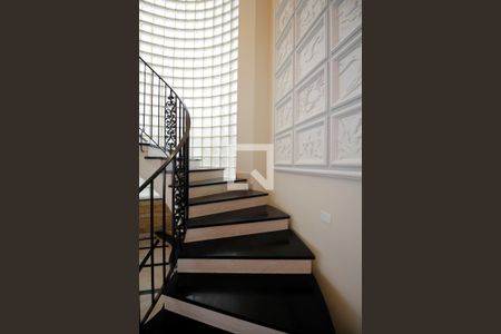 Casa à venda com 460m², 4 quartos e 4 vagas Casa à venda com 460m², 4 quartos e 4 vagasEscada