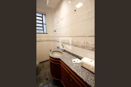 Casa à venda com 460m², 4 quartos e 4 vagas Casa à venda com 460m², 4 quartos e 4 vagasBanheiro 1