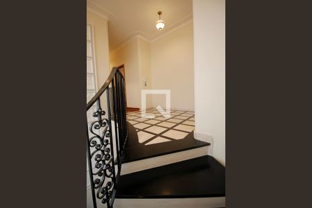 Casa à venda com 460m², 4 quartos e 4 vagas Casa à venda com 460m², 4 quartos e 4 vagasEscada