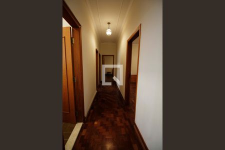 Casa à venda com 460m², 4 quartos e 4 vagas Casa à venda com 460m², 4 quartos e 4 vagasCorredor 2