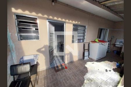 Casa à venda com 175m², 3 quartos e 3 vagas Casa à venda com 175m², 3 quartos e 3 vagasFrente da casa dos fundos