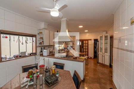 Casa à venda com 535m², 5 quartos e 8 vagas Casa à venda com 535m², 5 quartos e 8 vagasCozinha