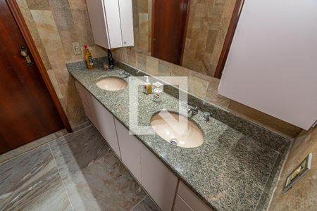 Casa à venda com 535m², 5 quartos e 8 vagas Casa à venda com 535m², 5 quartos e 8 vagasDetalhe Banheiro da Suíte 2