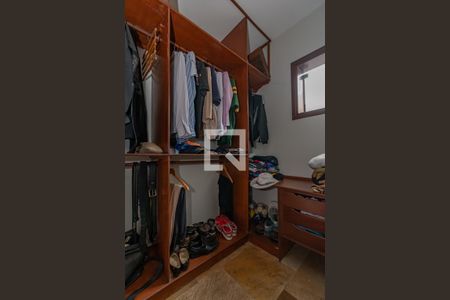 Casa à venda com 535m², 5 quartos e 8 vagas Casa à venda com 535m², 5 quartos e 8 vagasCloset do quarto