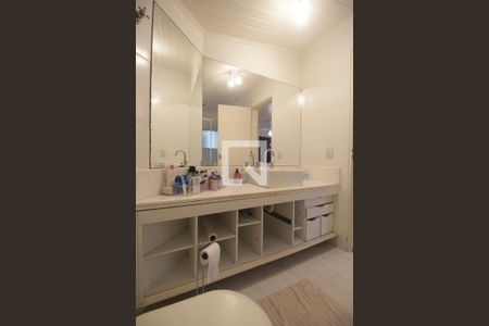 Casa de condomínio à venda com 389m², 4 quartos e 3 vagas Casa de condomínio à venda com 389m², 4 quartos e 3 vagasBanheiro da Suíte 2