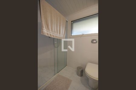 Casa de condomínio à venda com 389m², 4 quartos e 3 vagas Casa de condomínio à venda com 389m², 4 quartos e 3 vagasBanheiro da Suíte 2