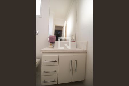 Casa de condomínio à venda com 389m², 4 quartos e 3 vagas Casa de condomínio à venda com 389m², 4 quartos e 3 vagasBanheiro da Suíte 1