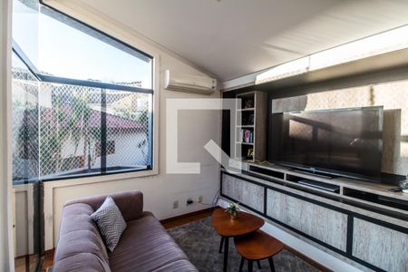 Casa de condomínio à venda com 389m², 4 quartos e 3 vagas Casa de condomínio à venda com 389m², 4 quartos e 3 vagasSala de TV