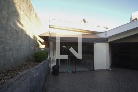 Casa de condomínio à venda com 389m², 4 quartos e 3 vagas Casa de condomínio à venda com 389m², 4 quartos e 3 vagasQuintal