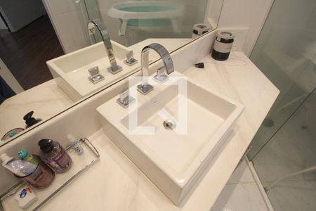 Casa de condomínio à venda com 389m², 4 quartos e 3 vagas Casa de condomínio à venda com 389m², 4 quartos e 3 vagasBanheiro