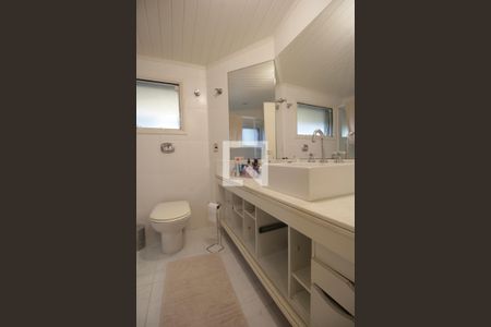 Casa de condomínio à venda com 389m², 4 quartos e 3 vagas Casa de condomínio à venda com 389m², 4 quartos e 3 vagasBanheiro da Suíte 2