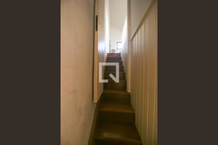 Casa de condomínio à venda com 389m², 4 quartos e 3 vagas Casa de condomínio à venda com 389m², 4 quartos e 3 vagasEscada