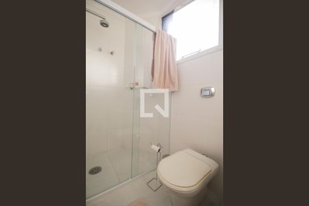 Casa de condomínio à venda com 389m², 4 quartos e 3 vagas Casa de condomínio à venda com 389m², 4 quartos e 3 vagasBanheiro da Suíte 1