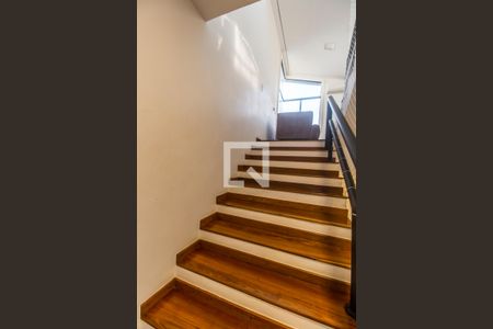 Casa de condomínio à venda com 389m², 4 quartos e 3 vagas Casa de condomínio à venda com 389m², 4 quartos e 3 vagasEscada