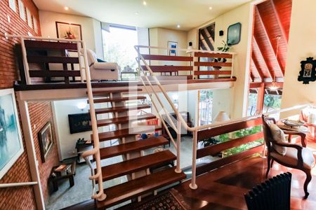 Casa à venda com 1000m², 4 quartos e 8 vagas Casa à venda com 1000m², 4 quartos e 8 vagasEscada de acesso