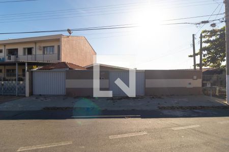 Casa à venda com 146m², 3 quartos e 2 vagas Casa à venda com 146m², 3 quartos e 2 vagasFachada