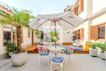 Casa à venda com 230m², 4 quartos e 4 vagas Casa à venda com 230m², 4 quartos e 4 vagasÁrea externa