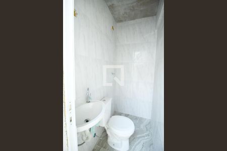 Casa à venda com 172m², 3 quartos e 2 vagas Casa à venda com 172m², 3 quartos e 2 vagasBanheiro externo