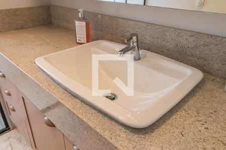 Apartamento à venda com 281m², 3 quartos e 3 vagas Apartamento à venda com 281m², 3 quartos e 3 vagasBanheiro da Suíte 1