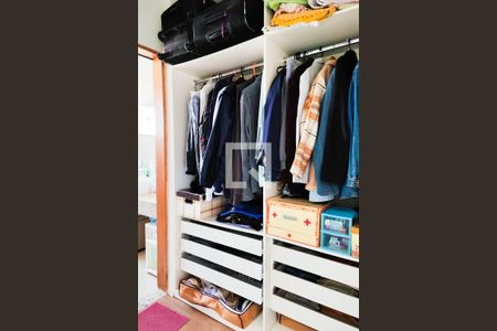 Casa à venda com 180m², 3 quartos e 2 vagas Casa à venda com 180m², 3 quartos e 2 vagasCloset da Suite 1