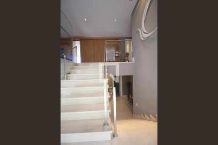 Casa de condomínio à venda com 805m², 4 quartos e 4 vagasEscada