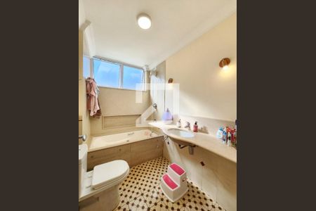 Apartamento à venda com 240m², 4 quartos e 4 vagas Apartamento à venda com 240m², 4 quartos e 4 vagasBanheiro Social