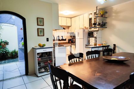 Casa à venda com 200m², 3 quartos e 4 vagas Casa à venda com 200m², 3 quartos e 4 vagasCozinha