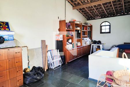 Casa à venda com 200m², 3 quartos e 4 vagas Casa à venda com 200m², 3 quartos e 4 vagasSotão