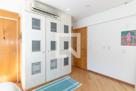 Apartamento à venda com 228m², 4 quartos e 4 vagas Apartamento à venda com 228m², 4 quartos e 4 vagasQuarto 3