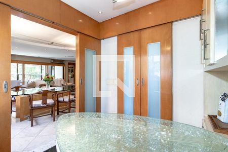 Apartamento à venda com 228m², 4 quartos e 4 vagas Apartamento à venda com 228m², 4 quartos e 4 vagasCopa