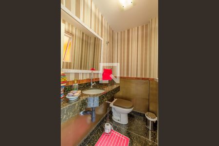 Casa de condomínio à venda com 303m², 4 quartos e 2 vagasLavabo