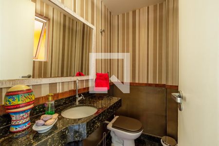 Casa de condomínio à venda com 303m², 4 quartos e 2 vagasLavabo