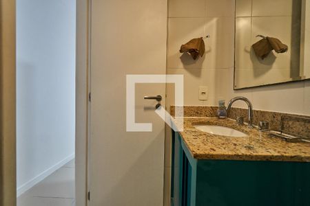 Apartamento à venda com 81m², 2 quartos e 1 vaga Apartamento à venda com 81m², 2 quartos e 1 vagaBanheiro Social
