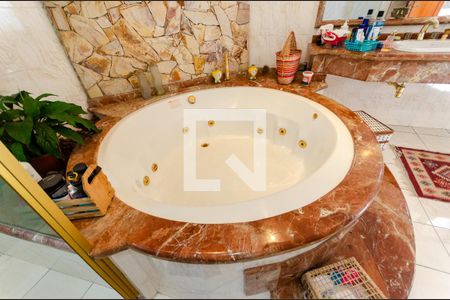 Casa à venda com 520m², 4 quartos e 3 vagasBanheiro da Suíte 1