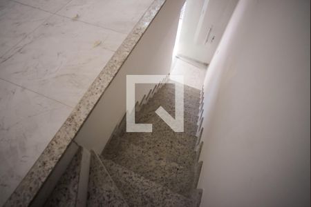 Casa à venda com 83m², 2 quartos e 1 vaga Casa à venda com 83m², 2 quartos e 1 vagaEscada