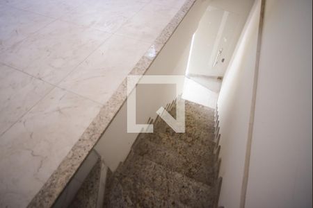 Casa à venda com 96m², 2 quartos e 2 vagasEscada