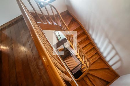 Casa à venda com 340m², 6 quartos e 3 vagas Casa à venda com 340m², 6 quartos e 3 vagasEscada