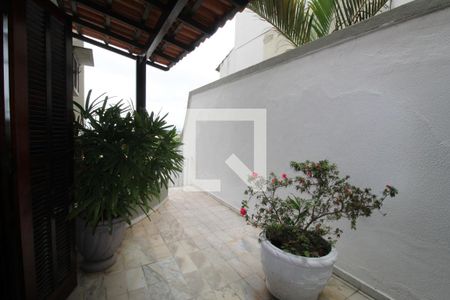 Casa de condomínio à venda com 480m², 4 quartos e 3 vagasVaranda lateral da sala