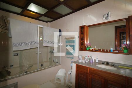 Casa de condomínio à venda com 480m², 4 quartos e 3 vagasBanheiro da suíte 1