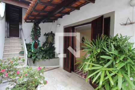 Casa de condomínio à venda com 480m², 4 quartos e 3 vagasVaranda lateral da sala