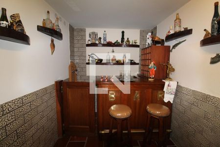 Casa de condomínio à venda com 480m², 4 quartos e 3 vagasAdega