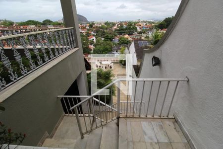 Casa de condomínio à venda com 480m², 4 quartos e 3 vagasVaranda lateral da sala - Acesso para piscina